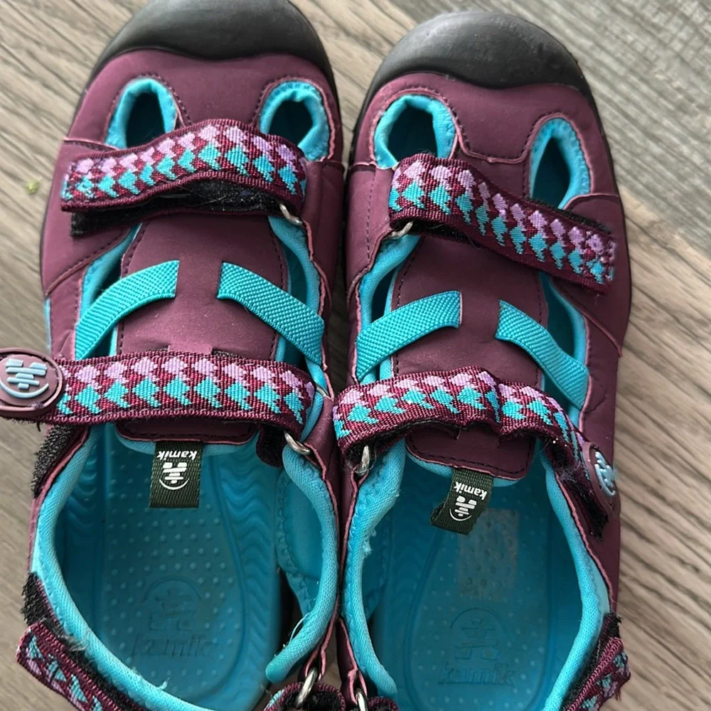 Kamik coral reef‎ Burgundy and Aqua Outdoor Sandals kids size 4